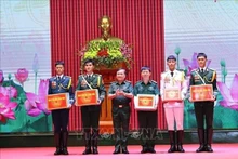 El coronel general Hoang Xuan Chien, viceministro de Defensa, regala obsequios a los oficiales que participarán en el desfile (Foto: VNA)