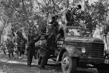 Los soldados camuflaron sus vehículos antes de avanzar hacia Saigón en la Campaña Ho Chi Minh (Foto: VNA)