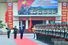 [Foto] Líder partidista vietnamita visita y trabaja con Ejército Blindado