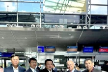 Entrega simbólica del purificador de agua a la parte vietnamita. (Foto: VNA)