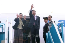 El secretario general del Partido Popular Revolucionario y presidente de Laos, Thongloun Sisoulith, y su esposa en el aeropuerto de Tan Son Nhat, Ciudad Ho Chi Minh. (Foto: VNA)