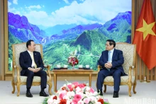 El primer ministro de Vietnam, Pham Minh Chinh (derecha), recibe al ministro de Inspección de Camboya, Huot Hak. (Foto: Nhan Dan)