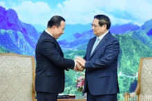 El premier vietnamita, Pham Minh Chinh, recibe al ministro de Inspección de Camboya, Hout Hak.