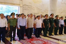 El presidente de Vietnam, To Lam, representantes de las autoridades y fuerzas pertinentes en el el Área de Reliquias Nacionales Especiales de Pac Bo. (Foto: Nhan Dan)
