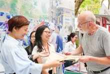 [Foto] Visitantes extranjeros impresionados por exposición interactiva del periódico Nhan Dan