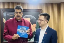 El presidente de Venezuela, Nicolás Maduro, y Nguyen Tuong Lam, secretario de la Unión de Jóvenes Comunistas Ho Chi Minh. (Foto: VNA)