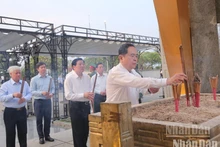 El presidente de la Asamblea Nacional, Tran Thanh Man, deposita flores en el Cementerio Nacional de los Mártires de la Carretera 9, en la provincia de Quang Tri (Foto: Nhan Dan)