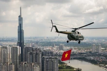 [Foto] Helicópteros ondean banderas del Partido y de la Patria en cielo de Ciudad Ho Chi Minh 