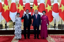 El secretario general del Partido Comunista de Vietnam, To Lam, y el primer ministro de Japón, Ishiba Shigeru, junto con sus respectivas esposas. (Foto: Nhan Dan)