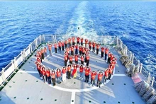 Los compatriotas en el Barco de la Gran Unidad (Foto: VNA)