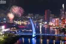 [Foto] Fuegos artificiales brillan en el río Saigón en el 50 aniversario de la Reunificación Nacional