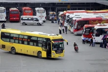 Pasajeros pueden comprar billetes en la estación de autobuses de Nuoc Ngam.
