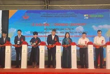 Delegados cortan la cinta de apertura (Foto: congthuong.vn)
