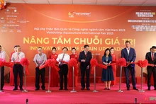 Delegados cortan la cinta de apertura de la Feria (Foto: qdnd.vn)
