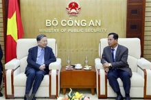El ministro vietnamita de Seguridad Pública, general To Lam, recibe al subtitular de la similar cartera de Laos, teniente general Kongthong Phongvichit (Foto:VNA)