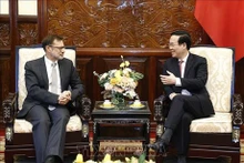 El presidente de Vietnam, Vo Van Thuong, y el embajador australiano, Andrew Goledzinowski. (Foto: VNA)