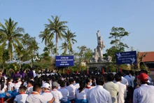 Muchos alumnos y habitantes locales participan en la ceremonia de conmemoración. (Foto: nhandan.vn)