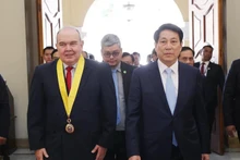 El alcalde de la ciudad de Lima, Rafael López, recibe al presidente vietnamita, Luong Cuong.