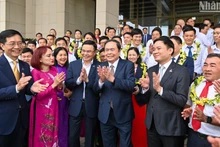 [Foto] Máximo dirigente legislativo vietnamita se reúne con destacados trabajadores de industria de petróleo y gas