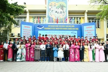 [Foto] Cálido encuentro entre esposas de premieres de Vietnam y Etiopía con estudiantes con discapacidad visual de escuela Nguyen Dinh Chieu