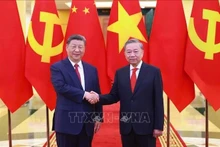 El secretario general del Partido Comunista de Vietnam, To Lam (derecha), y el secretario general del PCCh y presidente de China, Xi Jinping (Foto: VNA)