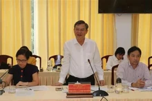 El presidente del Comité Popular de la Ciudad de Can Tho, Truong Canh Tuyen, habla en la reunión con una delegación de empresarios de Singapur e Indonesia. (Foto: VNA)