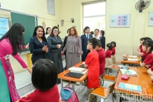 Le Thi Bich Tran, esposa del primer ministro Pham Minh Chinh, y Zinash Tayachew, esposa del primer ministro etíope Abiy Ahmed Ali, hablan con estudiantes con discapacidad visual en la escuela secundaria Nguyen Dinh Chieu. (Foto: Nhan Dan)