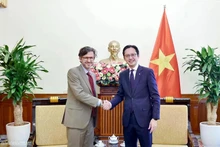 El viceministro de Relaciones Exteriores de Vietnam, Do Hung Viet, recibe al vicecanciller colombiano de Asuntos Multilaterales, Mauricio Jaramillo Jassir. (Foto: baoquocte.vn)
