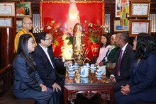 Los primeros ministros de Vietnam, Pham Minh Chinh, y de Etiopía, Abiy Ahmed Ali, junto con sus respectivas esposas, en la pagoda Tran Quoc