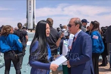 El embajador de Vietnam en Estados Unidos, Nguyen Quoc Dung, entrega carta de felicitaciones del presidente Luong Cuong a Armanda Nguyen, la primera mujer de origen vietnamita en viajar al espacio. (Foto: VNA)