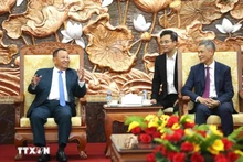 El embajador de Vietnam en Camboya, Nguyen Minh Vu, da la bienvenida a los líderes y miembros de la Junta Permanente del PPC. (Foto: VNA)