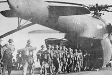 Los soldados abordan un avión de transporte con destino al sur para participar en la campaña de Ho Chi Minh y liberar Saigón en abril de 1975 (foto: VNA).