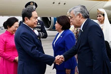 El presidente de la Asamblea Nacional de Vietnam, Tran Thanh Man, llega a Tashkent. (Foto: VNA)
