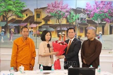 El embajador de Vietnam en la India, Nguyen Thanh Hai, felicitó a Nguyen Huynh Khanh Linh por su reelección como presidenta de la Asociación de Vietnamitas en (Foto:VNA)