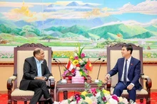 El secretario del Comité del Partido en Vinh Phuc, Duong Van An (en la derecha), recibe al embajador de Singapur, Jaya Ratman. (Foto:VNA)