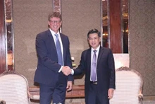 El vicepresidente del Consejo Popular municipal, Nguyen Van Dung recibe a Matthias Rebellius, miembro de la Junta Directiva de Siemens AG y director ejecutivo de Smart Infrastructure (Foto: VNA)
