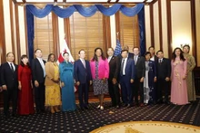 La delegación de Hanói, encabezada por Nguyen Ngoc Tuan, subsecretario del Comité partidista y presidente del Consejo Popular municipal, en encuentro con Kimberly Bassett, jefa del Departamento de Relaciones Exteriores del Distrito de Columbia (Foto: VNA)