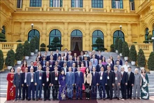 El presidente de Vietnam, Vo Van Thuong, y los delegados (Foto: VNA)
