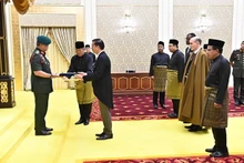 El embajador de Vietnam Dinh Ngoc Linh entregó sus cartas credenciales al rey de Malasia, Sultán Abdullah Sultan Ahmad Shah. (Foto: VNA)