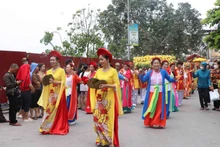 Miles de personas asisten a la procesión.
