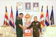 El teniente general Nguyen Truong Thang (izquierda) y el general Chay Saingyun, secretario de Estado del ministerio de Defensa Nacional de Camboya (Foto: VNA)
