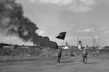 El ejército de liberación irrumpe para tomar el control el aeropuerto de Hoa Binh en la ciudad de Buon Ma Thuot (1975). (Foto: VNA)