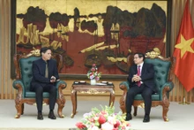 El primer ministro vietnamita, Pham Minh Chinh (derecha) y Klaus Zellmer, presidente del Grupo Skoda Auto (Foto: Nhan Dan)