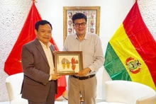 El embajador vietnamita en Brasil, concurrido en Bolivia, Bui Van Nghi y el cónsul honorario Miguel Ángel Pérez Peña. (Foto: VNA)