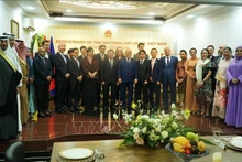El vicepresidente de la Asamblea Nacional de Vietnam, Nguyen Khac Dinh, el embajador Tran Anh Vu y los embajadores de otros países en Brunéi. (Foto: VNA)