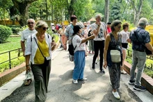 Los turistas internacionales visitan las reliquias del Presidente Ho Chi Minh en el Palacio Presidencial. (Foto: nhandan.vn)