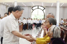 El secretario general del Partido Comunista de Vietnam, To Lam, entrega regalos a las madres heroicas de Dong Thap (Foto: VNA)