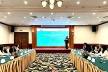 Mai Thi Dieu Huyen, representante del Consejo de Mujeres Empresarias de Vietnam, pronuncia el discurso de apertura de la conferencia. (Foto: VNA)