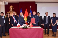 En la firma del memorando de entendimiento entre Dak Lak y la ciudad de Nevers, del departamento francés de Nièvre. (Foto: Nhan Dan)