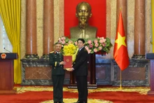 [Foto] Presidente de Vietnam entrega decisión de ascender al rango de teniente general a oficial militar